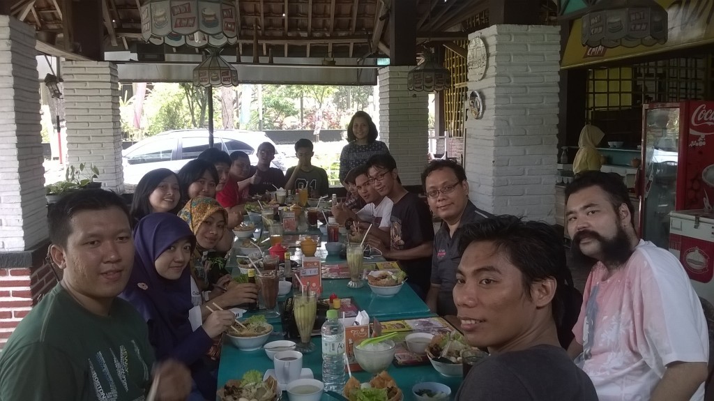 menikmati makan siang di Hot Cwi Mie Malang
