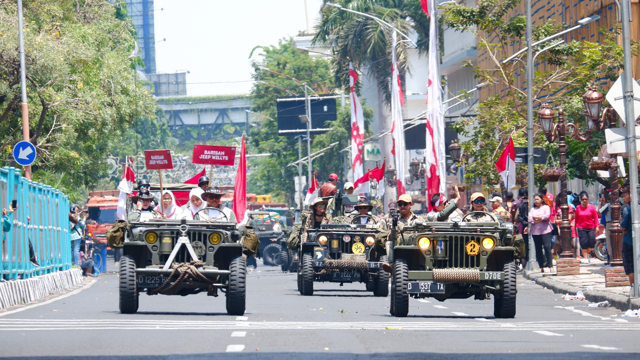 Barisan Jeep Willys dalam Parade Juang
